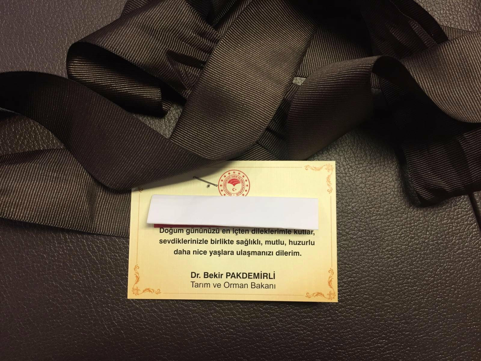 Bu 'icraat' çok konuşulacak: Bakandan milletvekillerine 'iyi ki doğdun' kravatı - Resim : 1