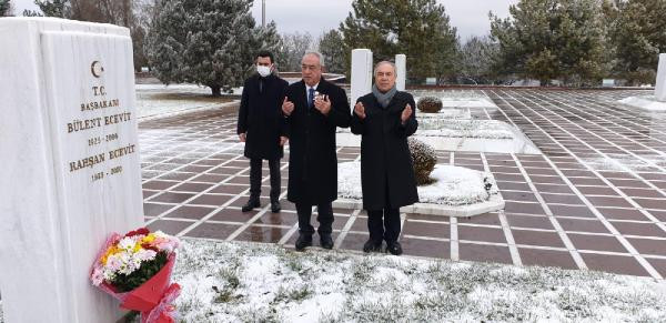 DSP Genel Başkanı Önder Aksakal Rahşan Ecevit'i mezarı başında anıldı - Resim : 1