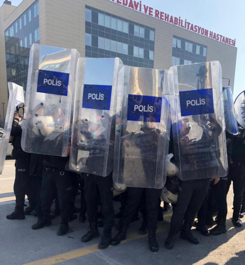 Alkışlı protestoya polis engeli: Ankara Tabip Odası Başkanı ile sağlıkçılar gözaltına alındı - Resim : 1