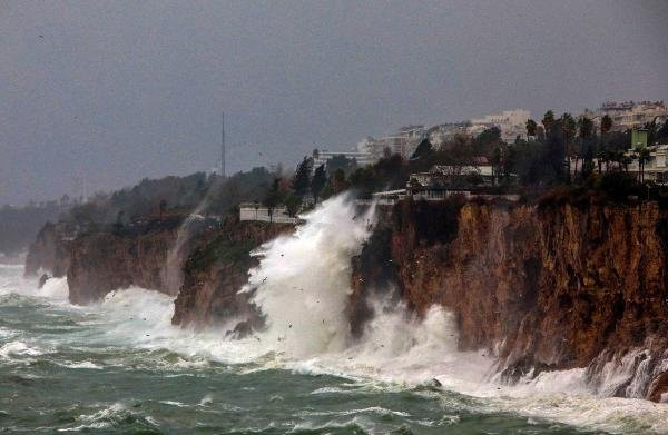 Antalya’yı fırtına vurdu: Şiddetli rüzgar balığı balkona fırlattı - Resim : 4