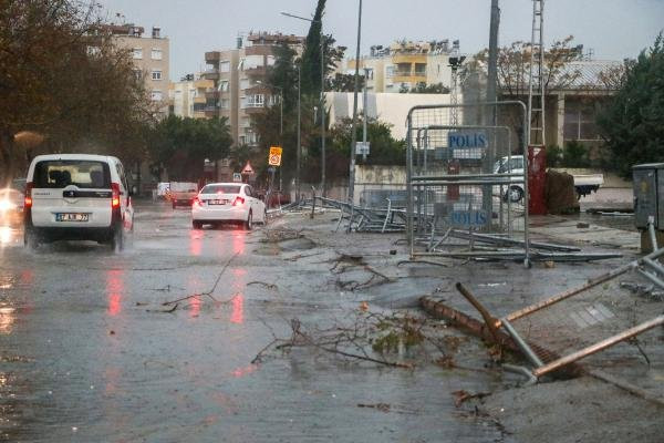 Antalya’yı fırtına vurdu: Şiddetli rüzgar balığı balkona fırlattı - Resim : 6
