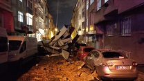 İstanbul'u fırtına vurdu! Birçok bölgede evlerin çatılar uçtu