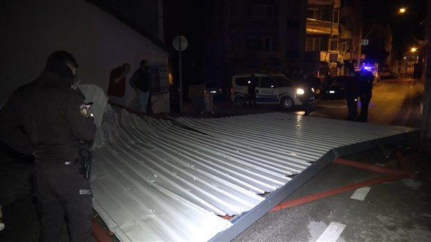 İstanbul'da fırtına: Çatılar uçtu, ağaçlar devrildi - Resim : 2