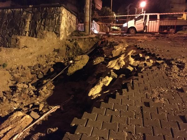 İzmir'de dere taştı, evleri su bastı - Resim : 1