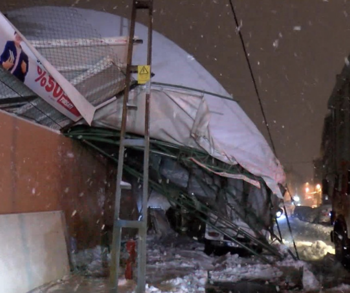 İstanbul’da çatı çöktü, 6 araç altında kaldı - Resim : 1