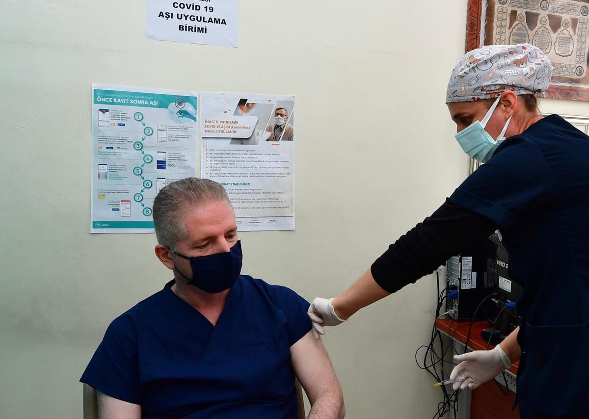 AKP’li başkan makamında aşı oldu: Vali hastanede sırasını bekledi - Resim : 1