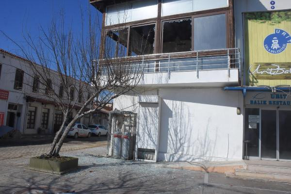 İzmir'i fırtına vurdu: Evlerin çatısı uçtu, kafeler kullanılamaz hale geldi - Resim : 1