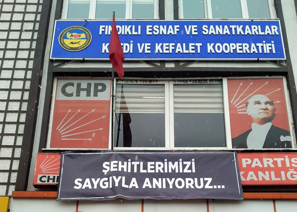CHP Rize şehitlere saygı için etkinliklerini durdurdu - Resim : 1