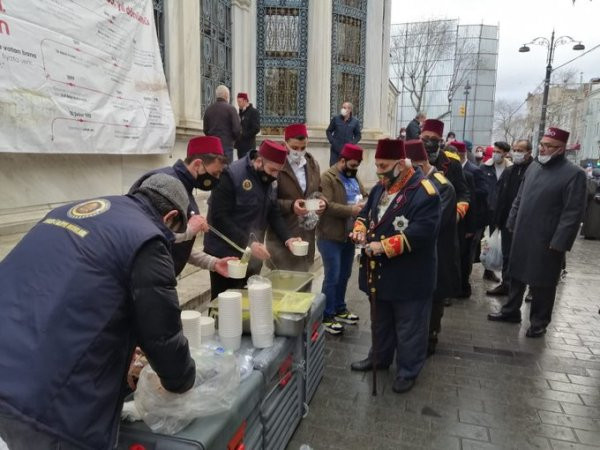 Osmanlı torununu karşılayan fesli grubun görüntüleri gündem oldu: Koskoca Osmanlı ne hale düştü... - Resim : 1