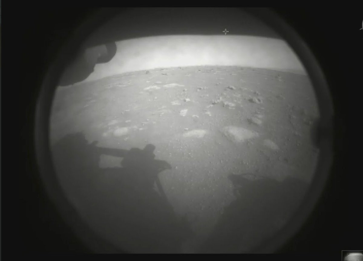 Perseverance Mars'a indi: İşte Mars'ın yüzeyinden ilk fotoğraf! - Resim : 1