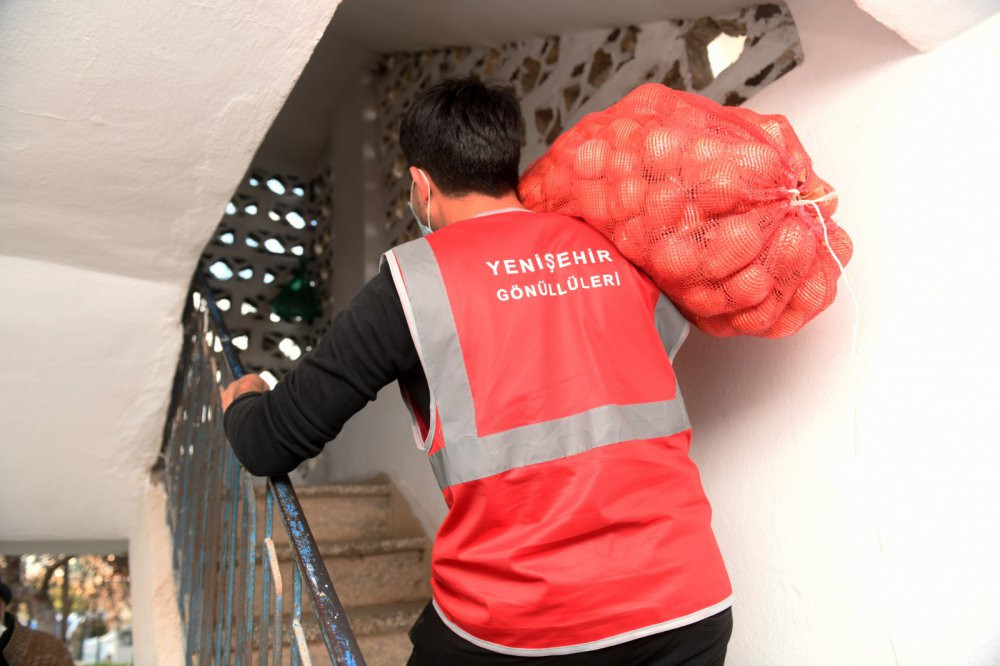 Yenişehir Belediyesi vatandaşa 150 ton soğan dağıttı - Resim : 1