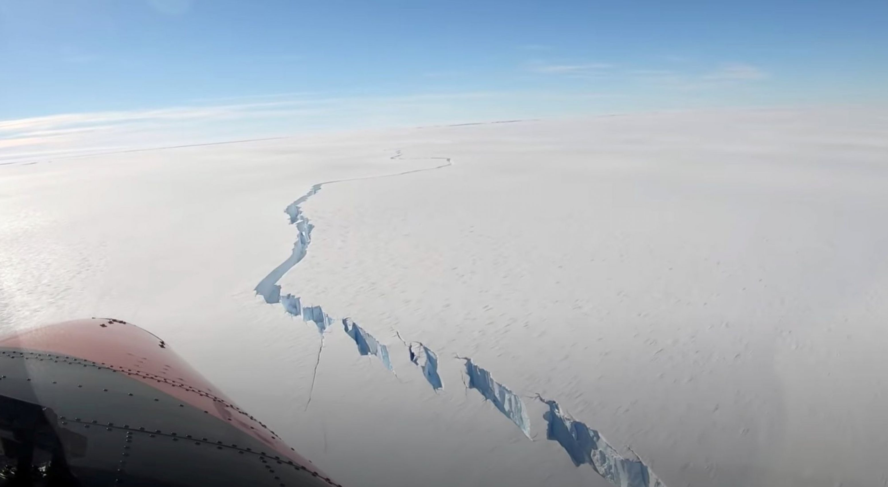 Antartika'da dev buz kütlesi buz sahanlığından koptu - Resim : 1
