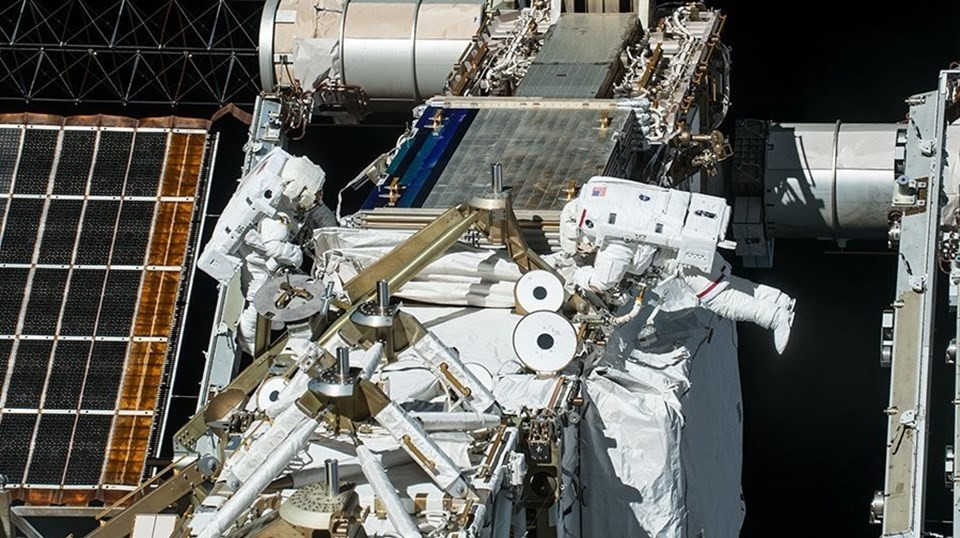ISS’deki NASA astronotları 6,5 saat sürecek uzay yürüyüşüne çıktı - Resim : 1