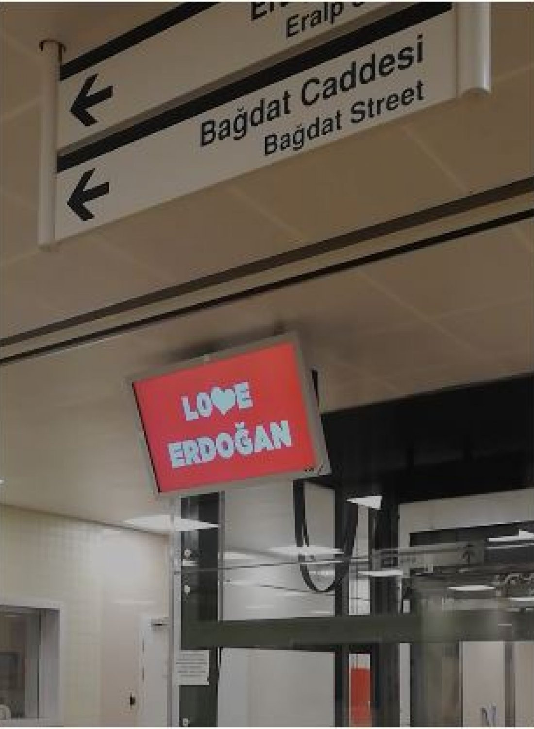 'Stop Erdoğan' ilanına karşılık TCDD ve reklam panolarında 'Love Erdoğan' görüntüsü yansıtıldı - Resim : 1