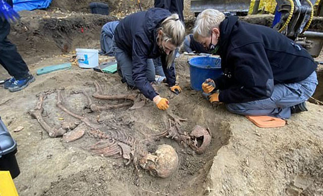 Polonyalı arkeologlar kazılarda, İkinci Dünya Savaşı'nda 7 rahibenin kemiklerini buldu - Resim : 1