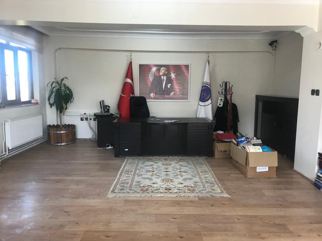 AKP döneminden kalan tazminat cezası nedeniyle CHP’li başkanın odasına haciz - Resim : 2