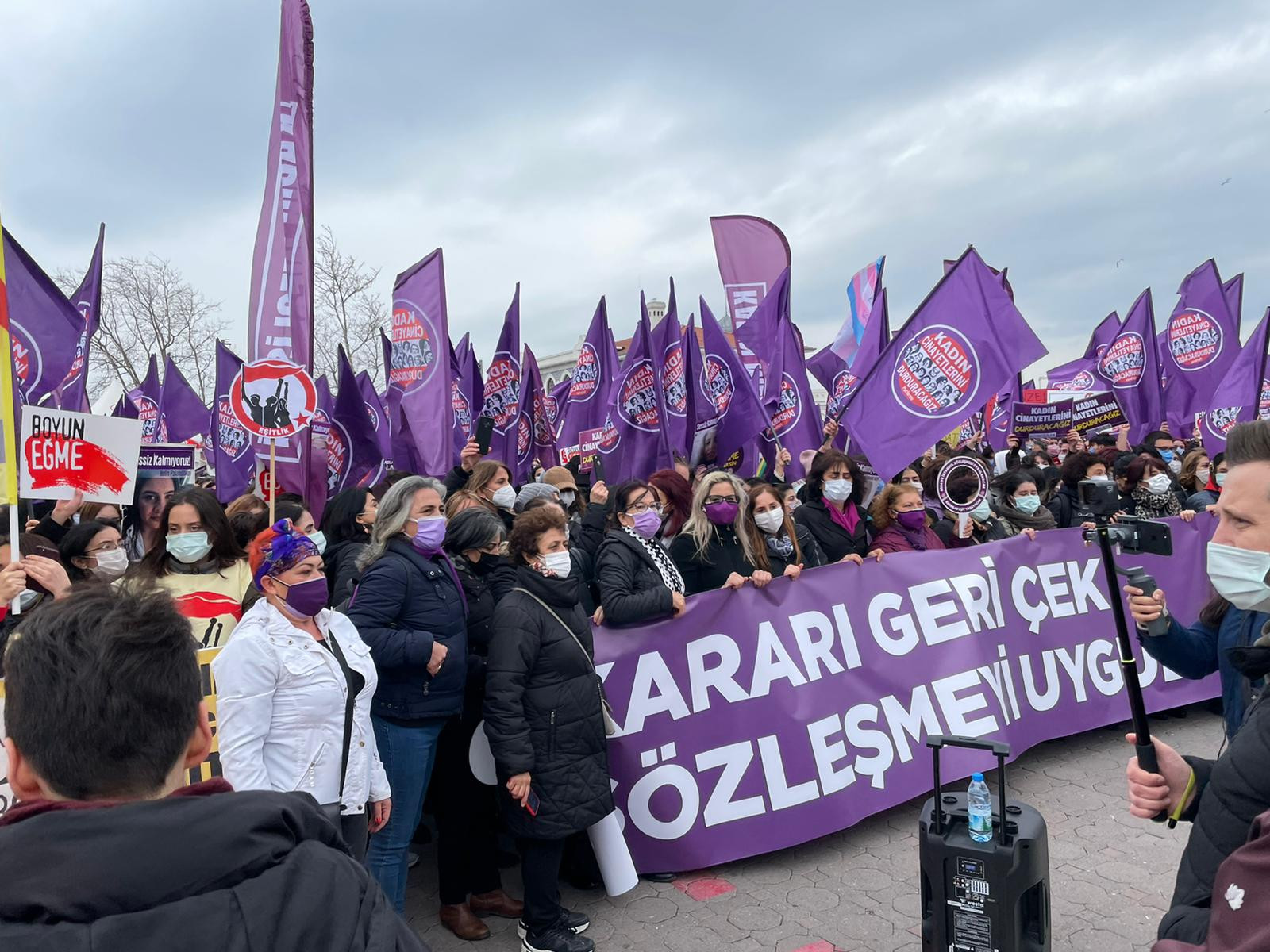 Kadıköy'de kadınlardan İstanbul Sözleşmesi eylemi: Kararı geri çek, sözleşmeyi uygula! - Resim : 1