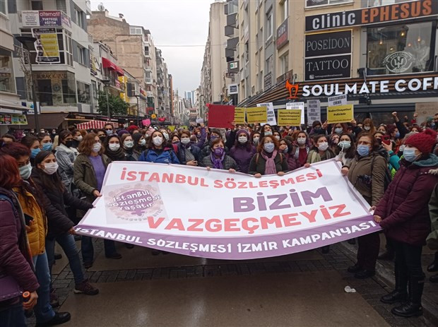 Türkiye'de kadınlar ayaklandı, AKP'ye tepki yağdı: Kararı geri çek! - Resim : 1