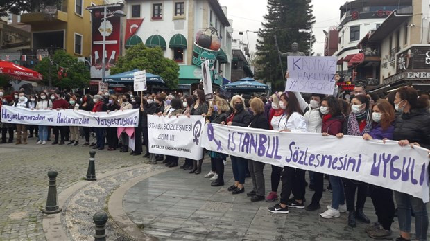 Türkiye'de kadınlar ayaklandı, AKP'ye tepki yağdı: Kararı geri çek! - Resim : 2