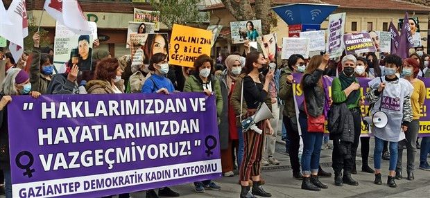 Türkiye'de kadınlar ayaklandı, AKP'ye tepki yağdı: Kararı geri çek! - Resim : 4