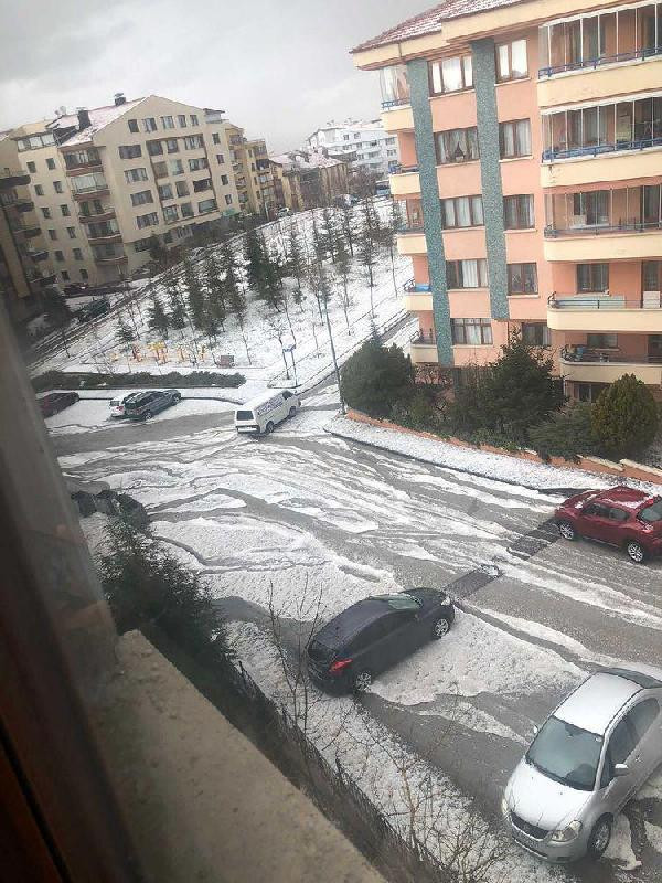 İstanbul'a çamur, Ankara'ya dolu yağdı - Resim : 2