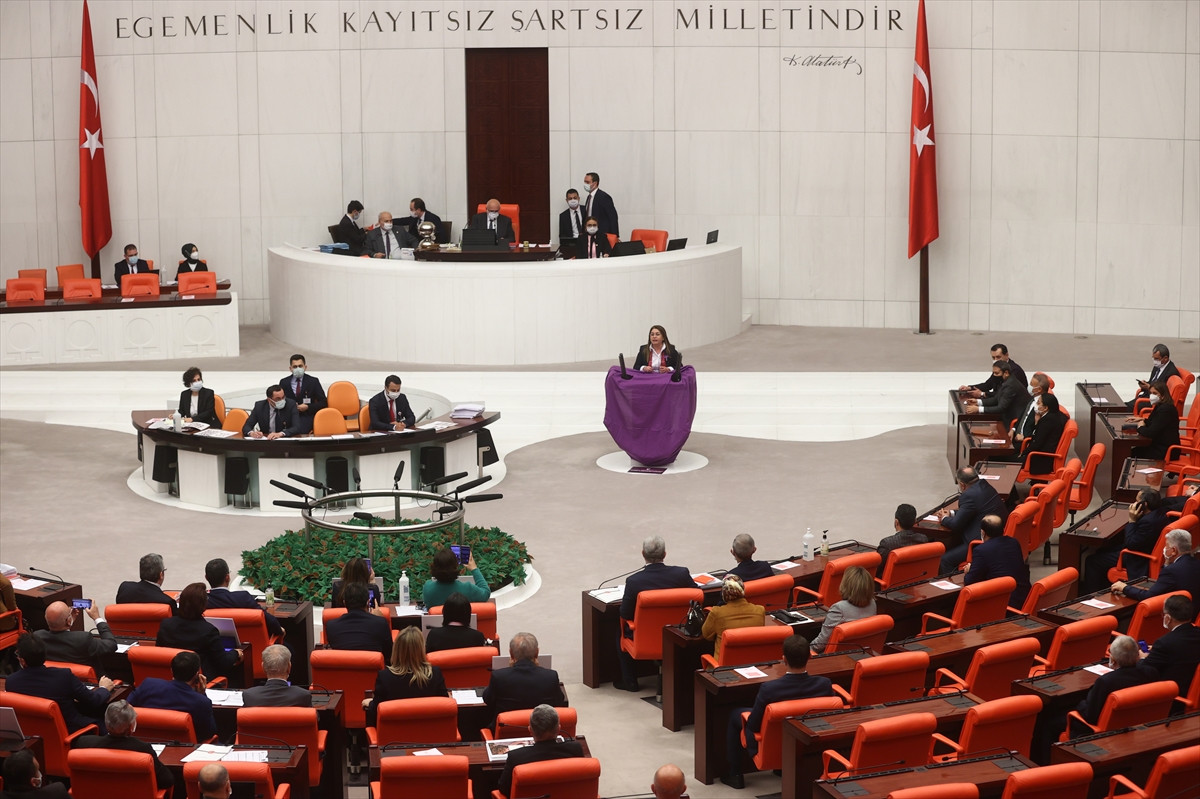 CHP'li vekilden Genel Kurul'da 'İstanbul Sözleşmesi' eylemi - Resim : 2
