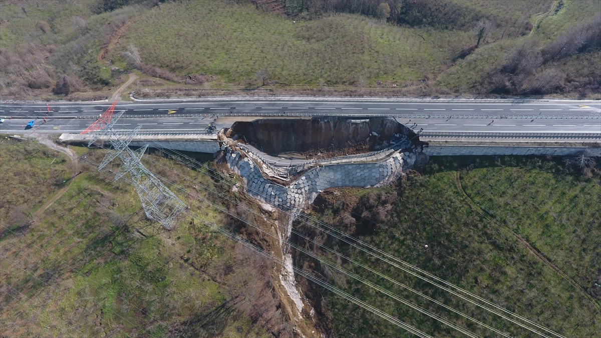 Düzce-Zonguldak Batı Karadeniz bağlantı yolu çöktü - Resim : 1