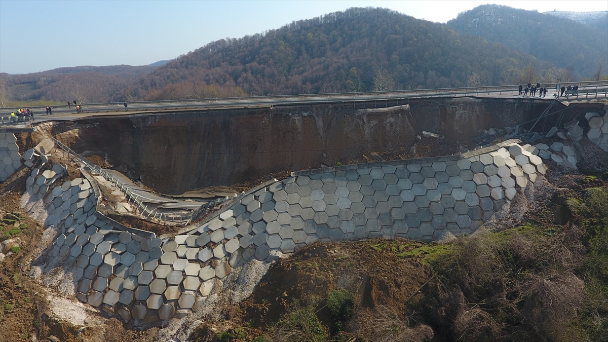 Düzce-Zonguldak Batı Karadeniz bağlantı yolu çöktü - Resim : 2