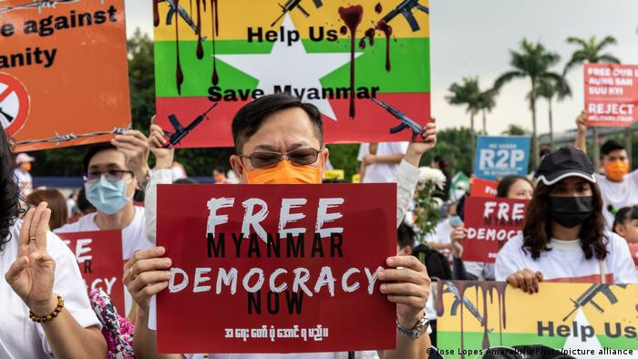 Myanmar'da askeri darbeye karşı protestolar sürüyor - Resim : 1