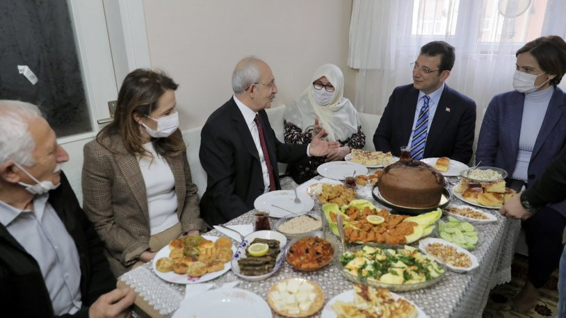 Kılıçdaroğlu ve İmamoğlu'ndan Mahruze Teyze'ye ziyaret - Resim : 1