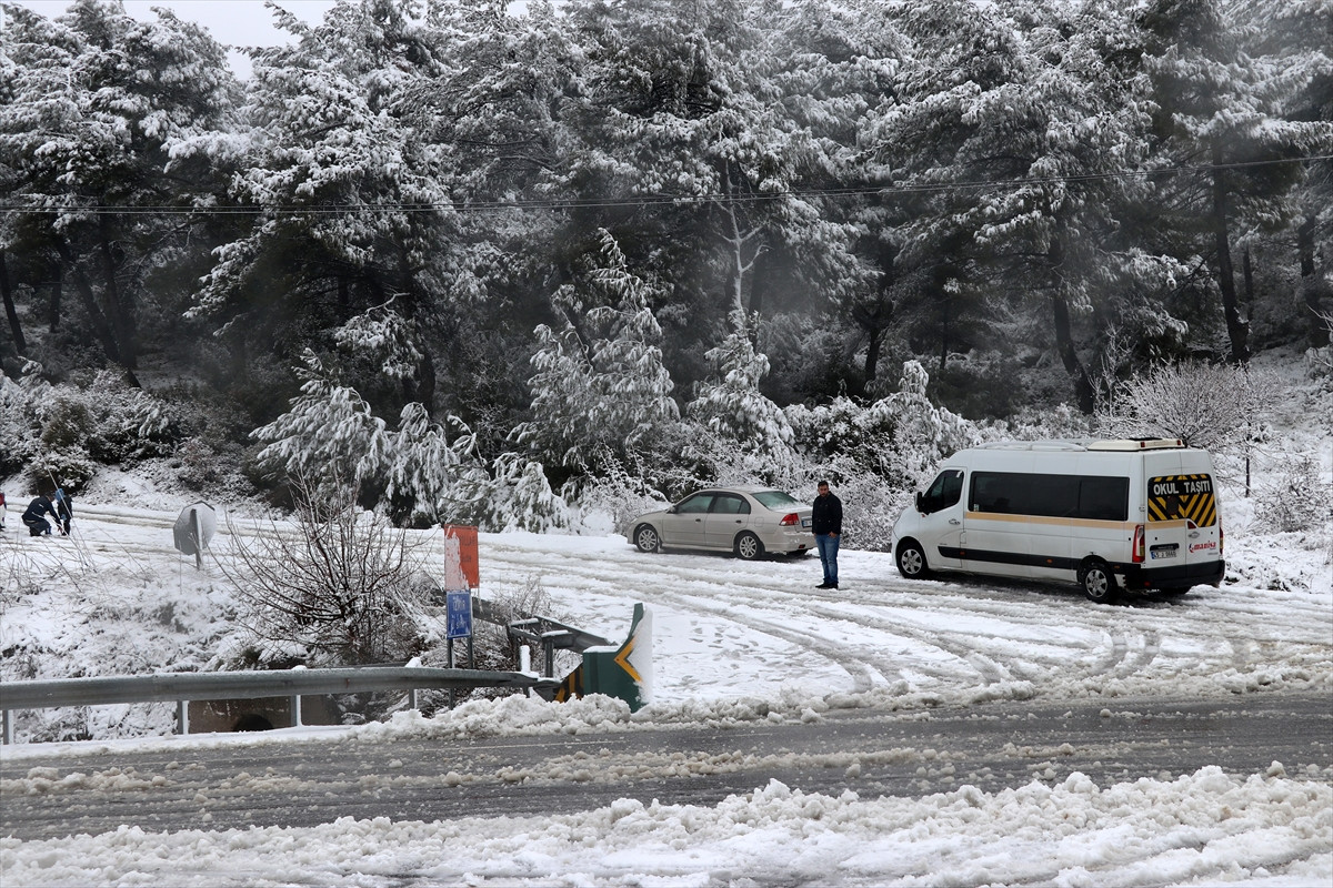 İzmir ve Manisa'nın yüksek kesimlerinde kar yağışı - Resim : 1