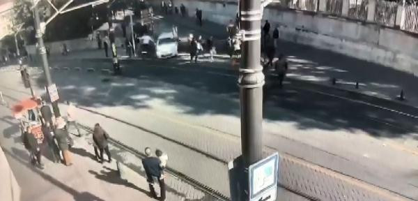 İstanbul'da hareketli dakikalar! Otomobilini kavga ettiği kişilerin üzerine sürdü - Resim : 1