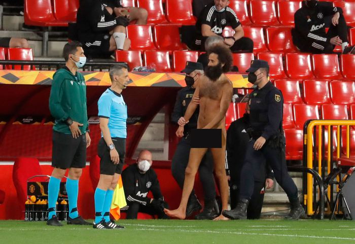 Granada-Manchester United maçında sahaya çıplak bir erkek atladı! - Resim : 1
