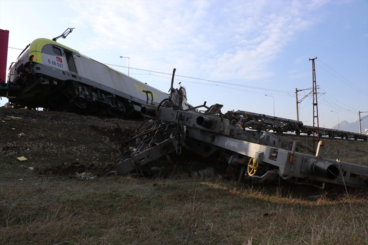 Adana'da iki yük treni çarpıştı! - Resim : 1