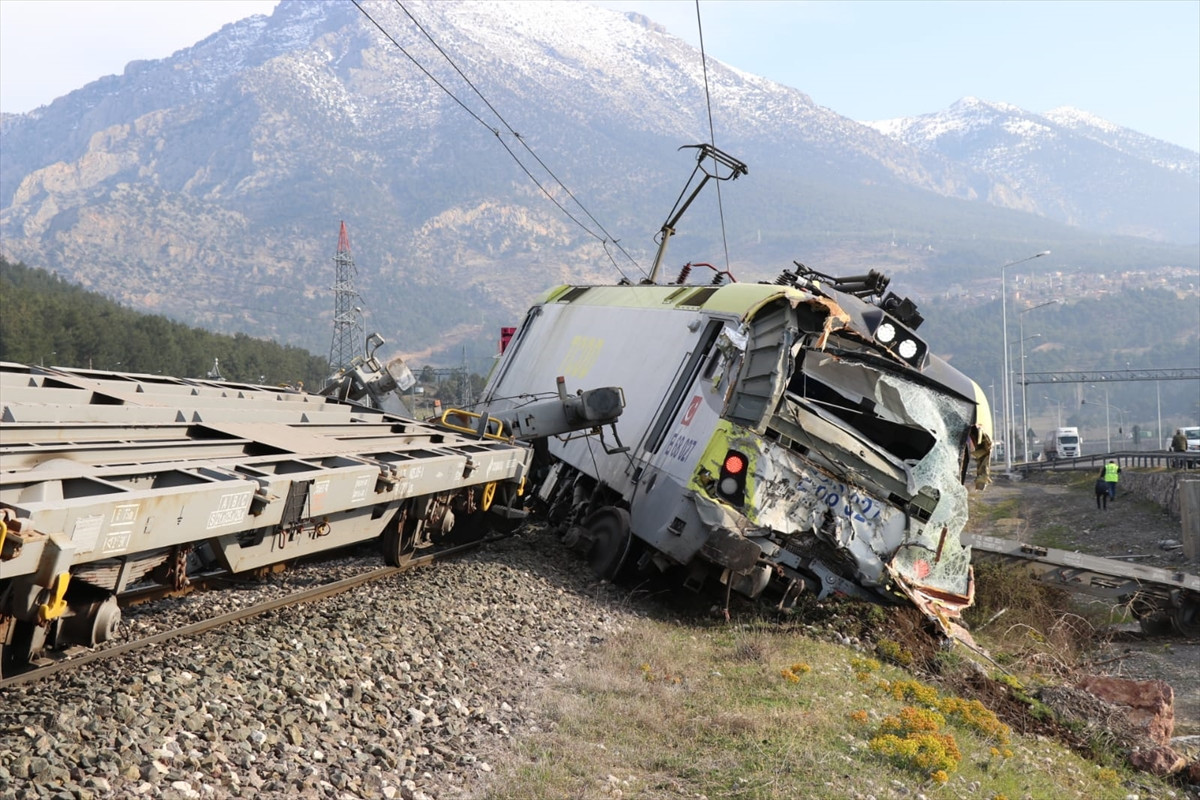 Adana'da iki yük treni çarpıştı! - Resim : 2