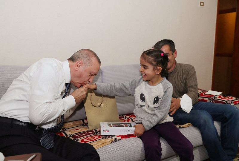 İftar yasağına uymayan Erdoğan 'yer sofralı' iftar davetinde - Resim : 3