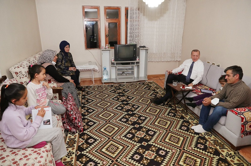 İftar yasağına uymayan Erdoğan 'yer sofralı' iftar davetinde - Resim : 2