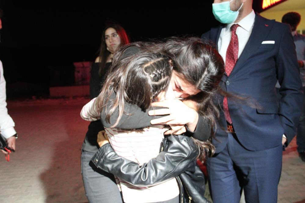 Cezaevi çıkışında duygusal görüntüler: Melek İpek 108 gün sonra kızlarına böyle sarıldı - Resim : 1