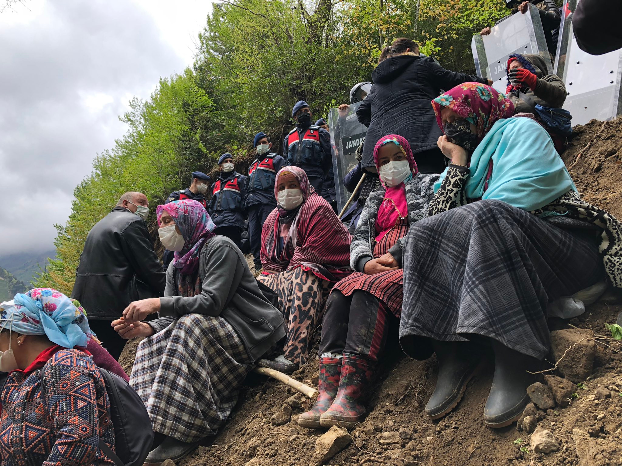 İkizdere'de bugün: İş makineleri jandarma eşliğinde çalışıyor, halk direniyor - Resim : 2