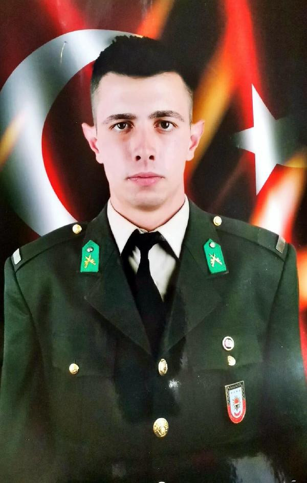 Şehit Teğmen Mehmet Kıvık, son yolculuğuna uğurlandı - Resim : 1