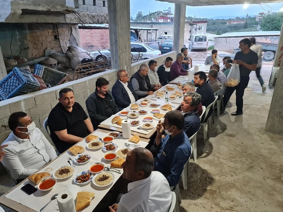 AKP'ye yasak yok: İlçe başkanı toplu iftara katıldı! - Resim : 1