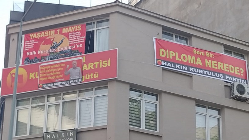 Halkın Kurtuluş Partisi il binalarına 'Diploma Nerede?' pankartı astı