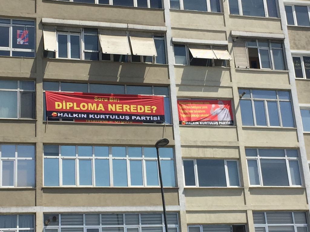 Halkın Kurtuluş Partisi il binalarına 'Diploma Nerede?' pankartı astı - Resim : 1