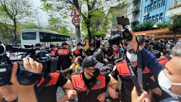 Beşiktaş'tan Taksim'e yürümek isteyen gruba müdahale: Polis biber gazı kullandı - Resim : 1