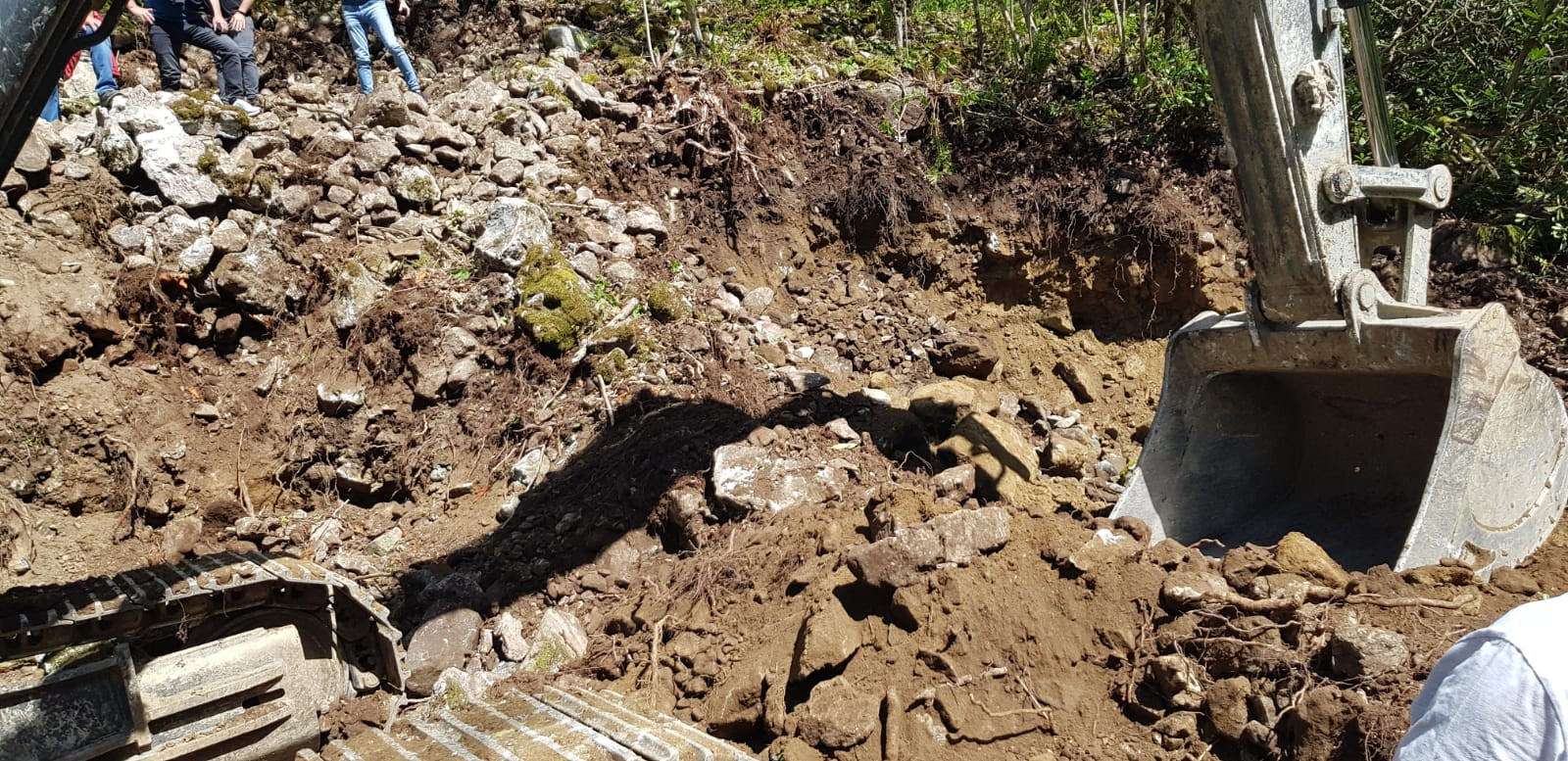 İkizdere'de bugün: Mahmut Tanal, iş makinesinin üzerine çıktı, Cengiz İnşaat hakkında suç duyurusunda bulundu - Resim : 3