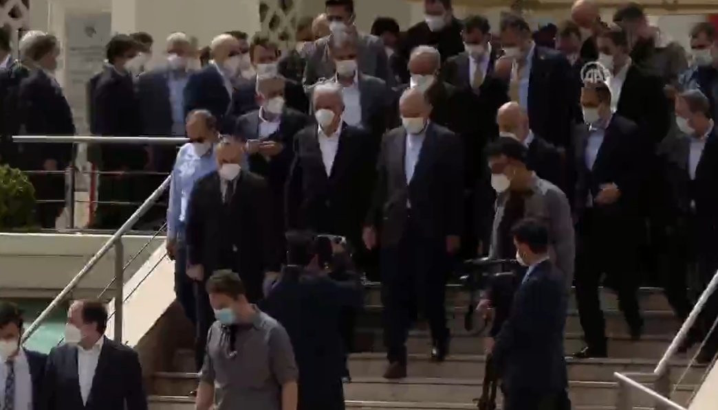 Erdoğan tam kapanma tedbirlerini hiçe saydı, kalabalık bir grupla cenaze törenine katıldı - Resim : 1