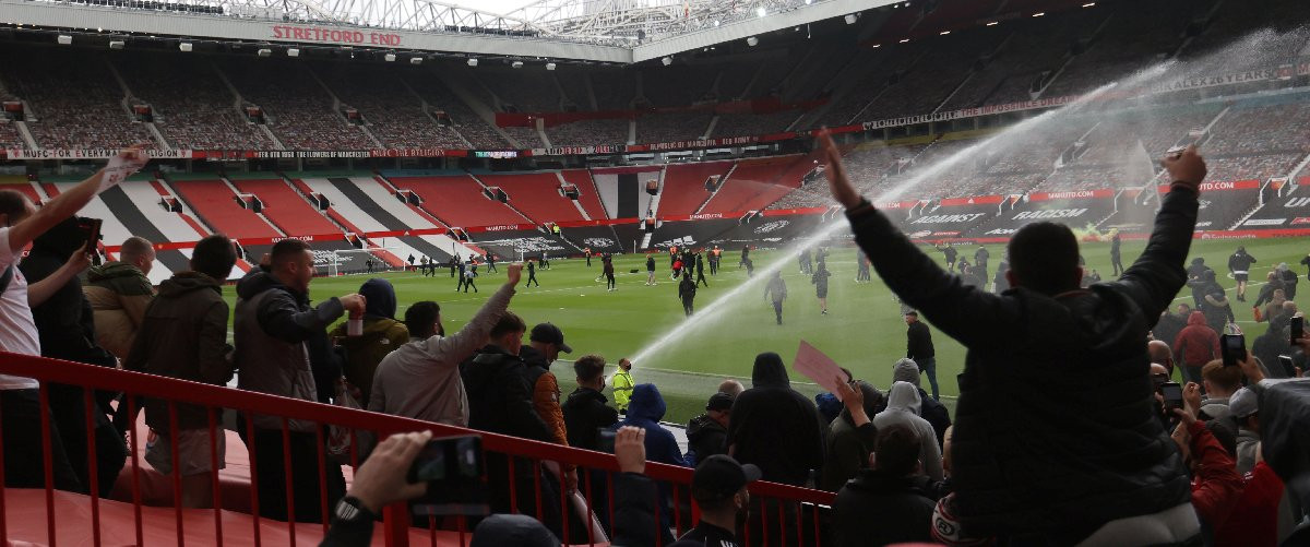 Manchester United taraftarı Old Trafford'u bastı - Resim : 2