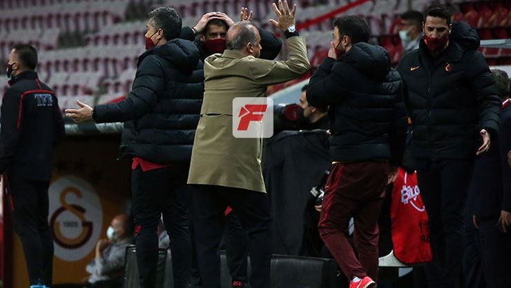 Galatasaray - Beşiktaş derbisinde Fatih Terim'in çılgına döndüğü an - Resim : 1