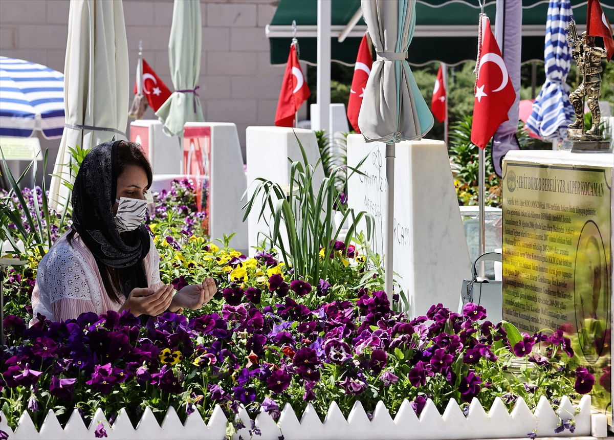 Şehitliklerde hüzünlü ve buruk bayram arifesi - Resim : 2