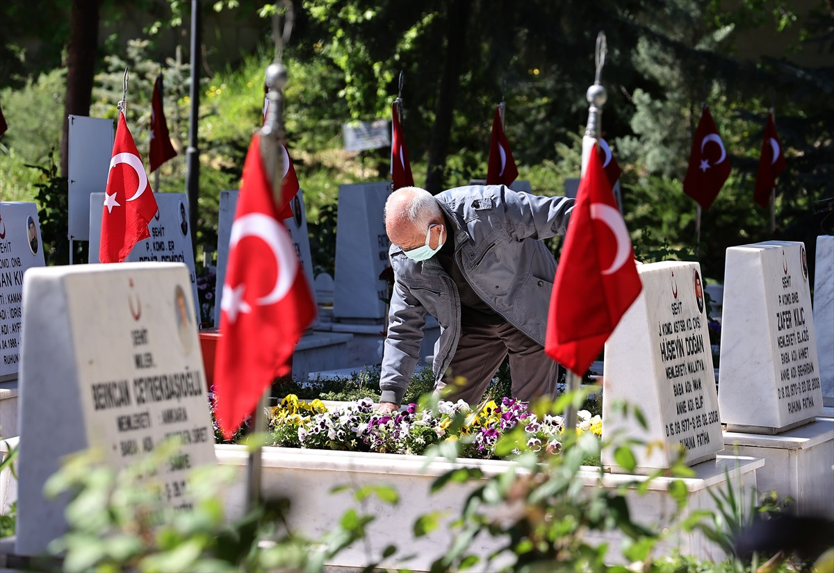 Şehitliklerde hüzünlü ve buruk bayram arifesi - Resim : 1